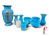 beaucoup de vases et de tasses bleus sur la table