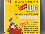 une ancienne publicité pour un « baby-skooter » avec un enfant dans une voiture rouge