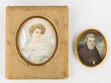 une vieille photo d'un homme et d'une femme assis l'un à côté de l'autre