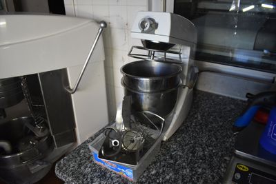 un batteur et un mixeur posés sur le plan de travail d'une cuisine