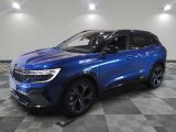 un 4x4 bleu garé sur un sol en damier dans un garage