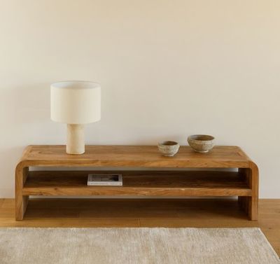 une table en bois sur laquelle est posée une lampe