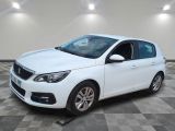 la voiture blanche est garée sur un carrelage à carreaux