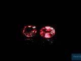 une paire de saphirs roses sur fond noir