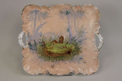 une petite assiette sur laquelle est représentée une maison