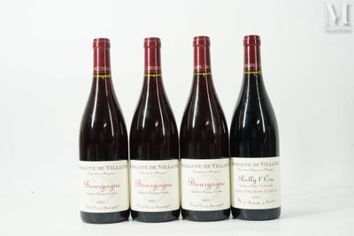 quatre bouteilles de vin sont alignées sur une surface blanche