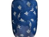 un vase bleu orné de fleurs blanches, posé sur une surface blanche