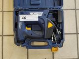 une boîte à outils bleue contenant des outils, posée sur un sol carrelé