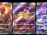 Trois cartes Pokémon différentes sont représentées en rangée sur un fond noir.