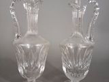 deux vases en verre transparent posés sur une table