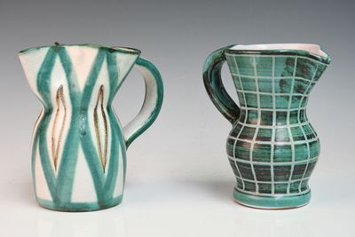 deux vases posés l'un à côté de l'autre sur une table