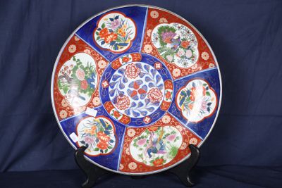 une assiette décorative ornée d'un motif bleu et rouge
