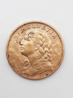gros plan d'une pièce de monnaie sur laquelle figure un visage de femme