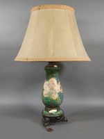 Lampe en céramique à décor asiatique.