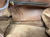 l'intérieur d'un sac à main marron muni d'une fermeture éclair