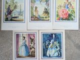 quatre photos encadrées représentant une femme en robe bleue et un homme en robe rose
