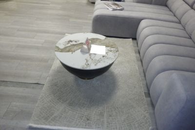 un canapé et une table basse dans un salon