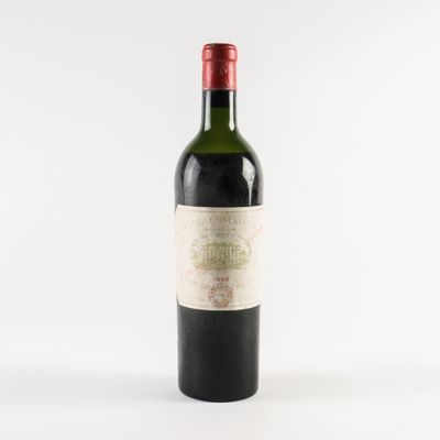 une bouteille de vin posée sur une table
