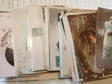 une pile de vieilles cartes postales sur une table