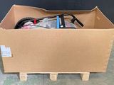 un carton contenant un vélo, posé sur une palette