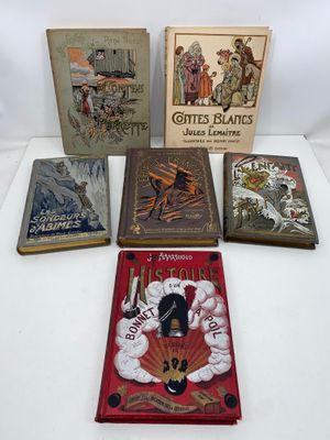 plusieurs livres sont posés sur une table à fond blanc