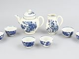 service à thé en porcelaine bleue et blanche, composé de six tasses et d'une théière