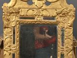 un miroir posé sur une table, dans lequel on voit un autre miroir