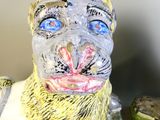 un gros plan sur une statue représentant un singe aux yeux bleus