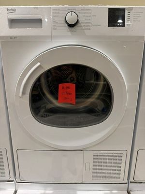 un lave-linge et un sèche-linge blancs posés à même le sol