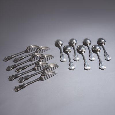 beaucoup de cuillères et de fourchettes en argent sur la table
