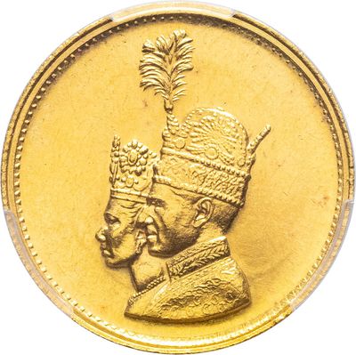 Gros plan sur une pièce d'or ornée d'une couronne