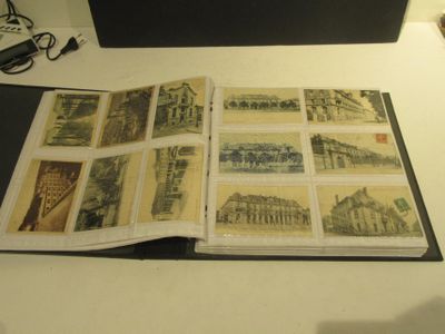 un livre ouvert sur lequel figurent des images de bâtiments