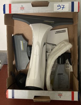 une boîte contenant un sèche-cheveux et d'autres objets