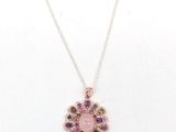 gros plan d'un collier sur un mannequin mannequin mannequin mannequin mannequin mannequin mannequin mannequin mannequin