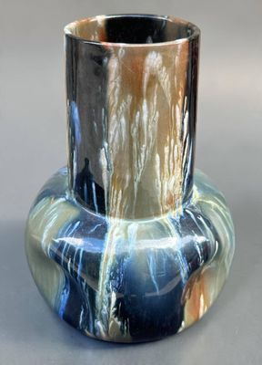 un vase posé sur une table à fond gris