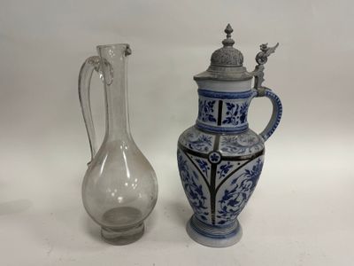 deux vases placés l'un à côté de l'autre sur une table