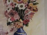 une peinture de fleurs dans un vase bleu sur une table
