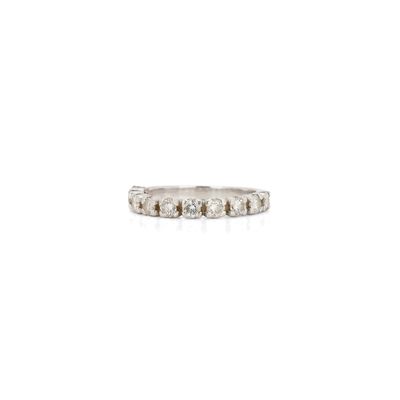 une bague en or blanc sertie de trois diamants sur fond blanc