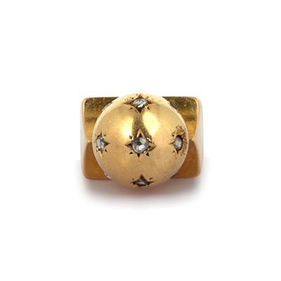 une image d'une bague en or et diamants sur fond blanc