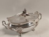 un plat ancien en argent plaqué, muni d'un couvercle orné d'un oiseau