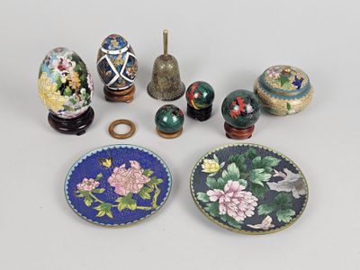 de nombreux objets décoratifs posés sur une table