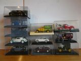 un grand nombre de voitures-jouets dans une vitrine