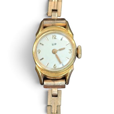 une montre-bracelet en or avec un cadran blanc