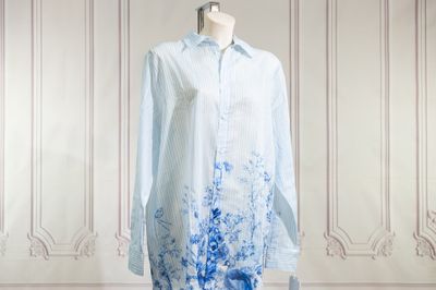 une photo d'une robe bleue et blanche sur un mannequin