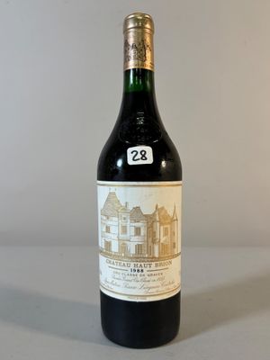 une bouteille de vin posée sur une table
