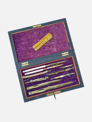 une boîte violette contenant un ensemble d'outils