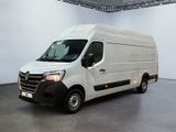 La camionnette blanche est garée dans la grande salle du bâtiment.