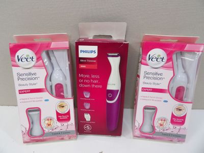 trois types différents de brosses à dents électriques, présentées dans des boîtes posées sur une table