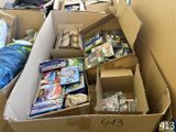 de nombreux cartons remplis de livres et de DVD dans une pièce