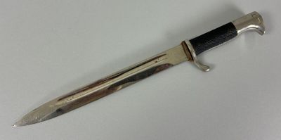 a knife that is laying on a table